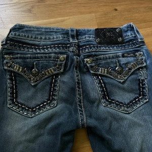 Miss Me blå bootcut jeans med detaljer - Säljer min supersnygga miss me jeans som bara använts 1-2 ggr! De har unika detaljer fram och baktill och snygga sömmar även längs benen 💙 Köpta för 800kr men pris kan diskuteras