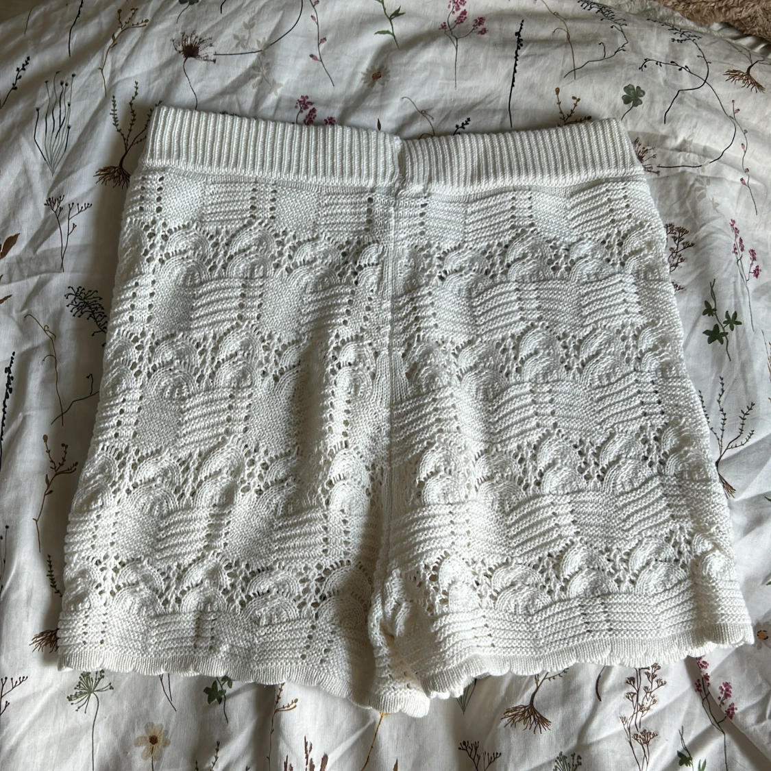 Vita stickade shorts med spetsmönster
