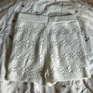 Vita stickade shorts med spetsmönster - Superfina vita stickade ”spets shorts” , perfekta för varma dagar eller mysiga hemmakvällar. Original pris 18,95€ , ungefär 200kr. ‼️går att vika ner för low-waist‼️‼️