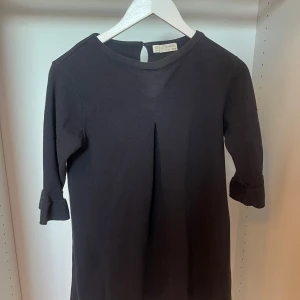 Marinblå kortklänning med trekvartsärm - Jättefin mörkblå miniklänning från Zara. Har några fläckar som förmodligen går bort i tvätten. 