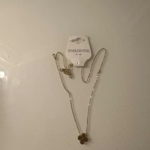 Fyrklöver halsband - Nytt fint elegant fyrklöver halsband i rostfritt stål. Pris går att diskutera och kolla gärna in min profil 