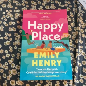 Happy Place - En färgstark och charmig roman om två ex som låtsas vara ihop under en sista semestervecka med vännerna. Perfekt för dig som gillar romantik, vänskap och semesterkänsla! En Sunday Times bestseller som passar unga vuxna.  Engelsk booktok bok!
