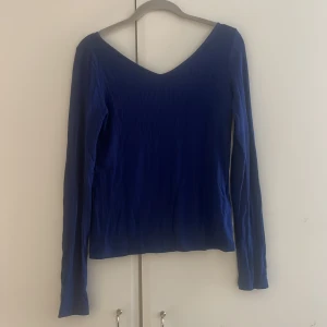 Blå långärmad från other stories - Blå ribbad tunn långärmad från &Otherstories! Jätte skönt material!!