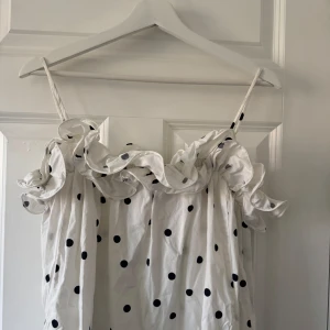 Vit prickig volangklänning - Supersöt prickig klänning!! Tyvärr aldrig använd och därav säljs den!! 🥰🥰