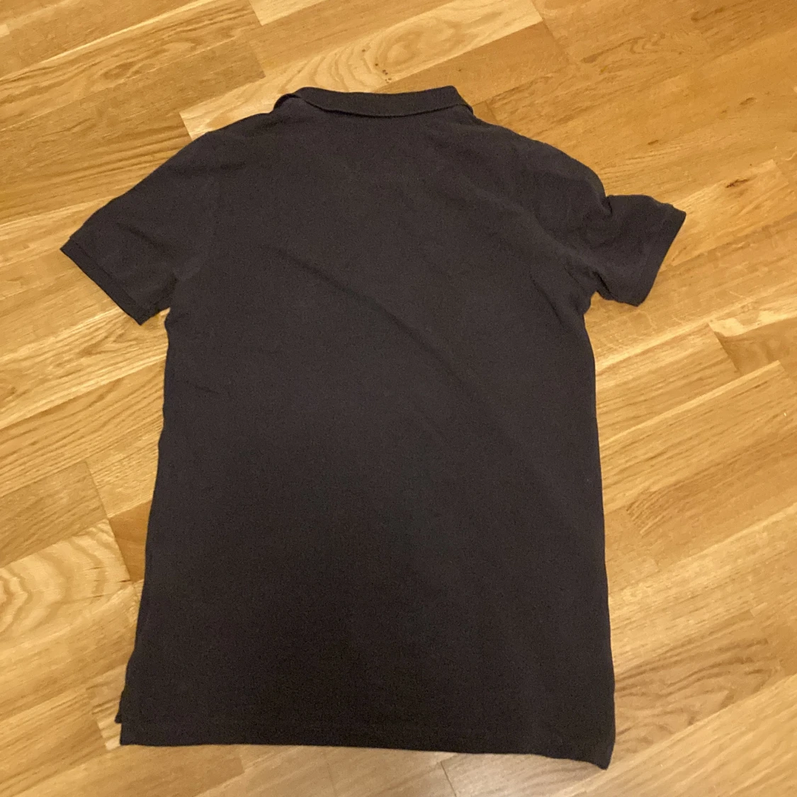 Svart pikétröja från Lyle & Scott - 1