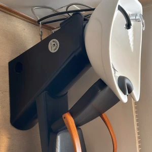 huvudbricka 800kr. frisörmaskin 500kr. Scooter 1500kr .  receptionen 800kr - Kan sälja allt 