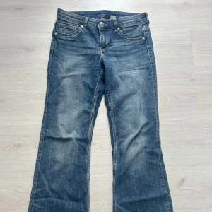 Blå jeans H&M - Mellanblå jeans från H&M. De är lågmidjade och i jättebra skick.❣️