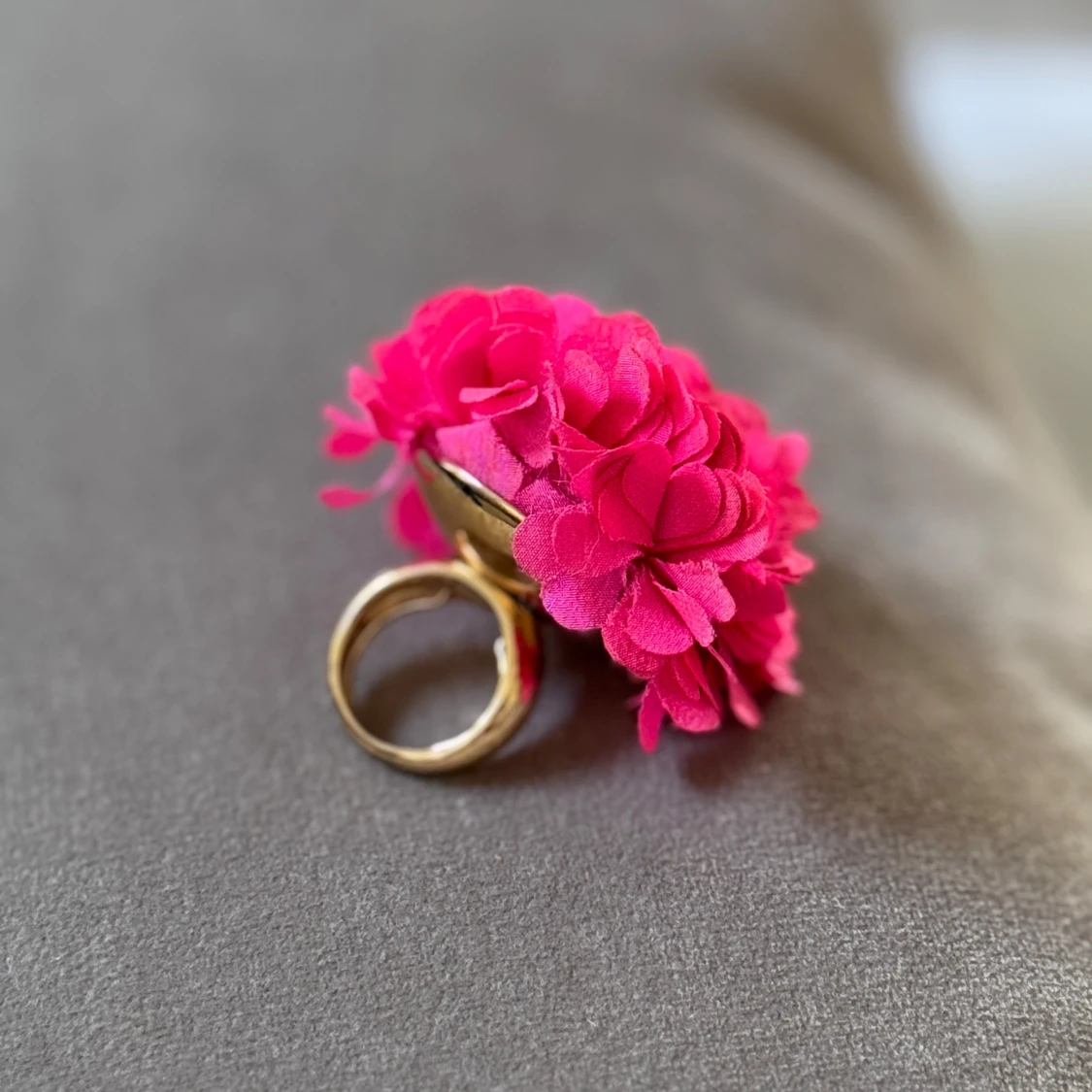 Statementring med rosa blomma - 2