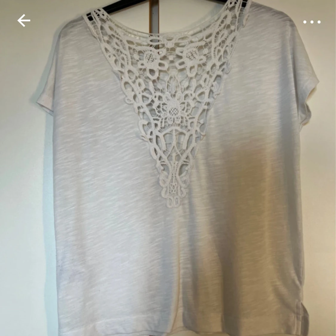 Vit topp med spetsdetalj från ONLY - 3