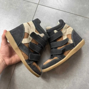 Svarta och beige sneakers med kilklack wedges - Isabelle marant liknande skor. Finns tecken på användning ☺️