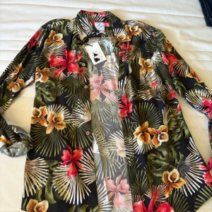 Blommig skjorta med tropiskt mönster - Helt ny!