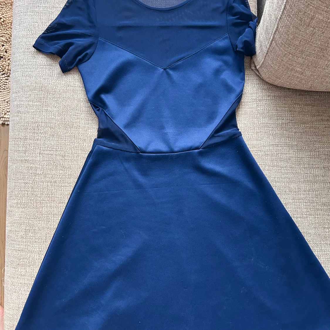 Mörkblå kortklänning med meshdetaljer - 2