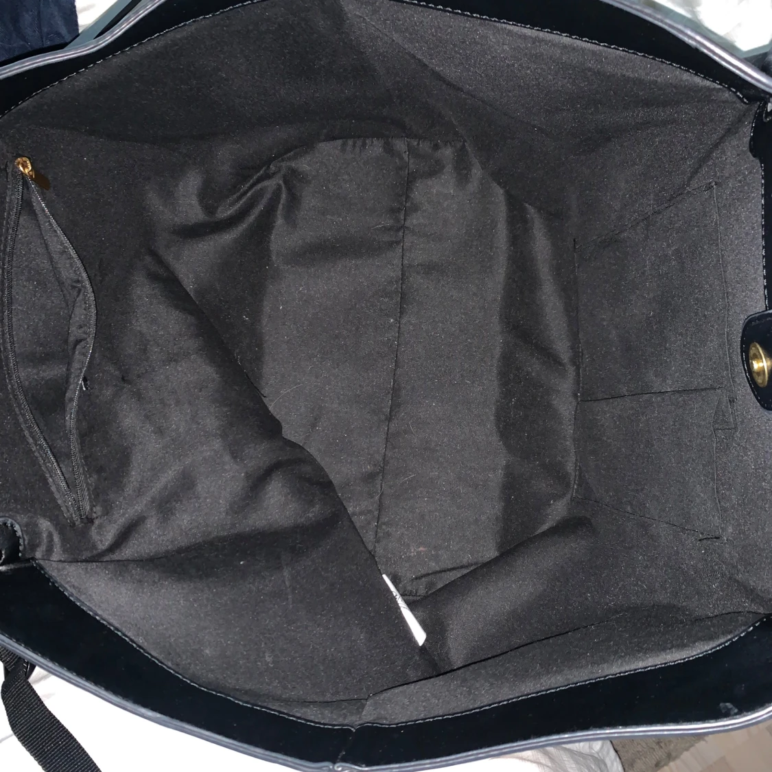 Svart shoppingväska i skinn med gulddetalj - 2