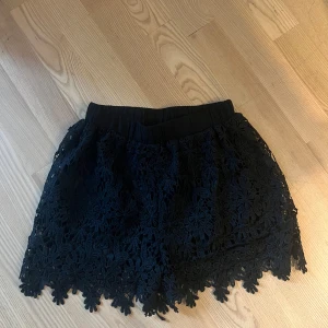 Svarta spets shorts  - Supersnygga svarta shorts från Zanzea i storlek s. Nästan aldrig använda 