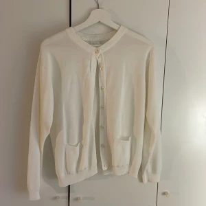 jättefin krämvit kofta - jättefin krämvit finstickadkofta med små fickor på framsidan❣️ passar till allt, skriv för fler bilder