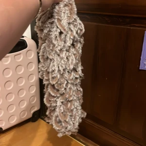 Therian tail - Handgjord Therian svans utan riktig päls. Pris är ej fast och om du undrar över något kontakta mig.