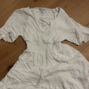 Vit klänning - Superfin mini klänning som inte kommer till användning, perfekt till sommaren 💞Haft på mig en gång💞Storlek 34/XS, skriv för fler bilder