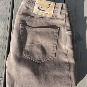  Jeans från Jacob Cohen - Säljer dessa riktigt feta Jacob Cohën jeansen. Storlek : 32 | Skick 9/10 | hör av dig vid frågor! Jeansen är handgjorda i byn Vento i Italien 🇮🇹! Modell: 622.