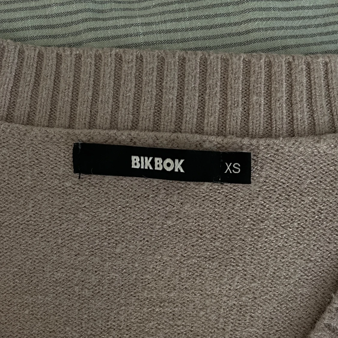 Super snygg beige tröja med v-ring! - 2