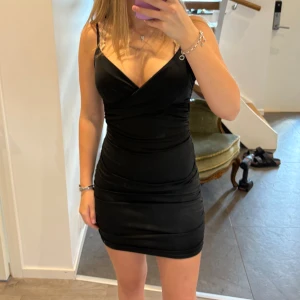 Svart klänning  - Säljer en kort svart klänning, använt ett par enstaka gånger. 