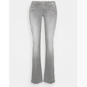 Grå LTB jeans  - Snygga grå jeans med bootcut passform och låg midja. Modell Valerie, storlek 26/30. Bra skick med endast lite slitage längst ner