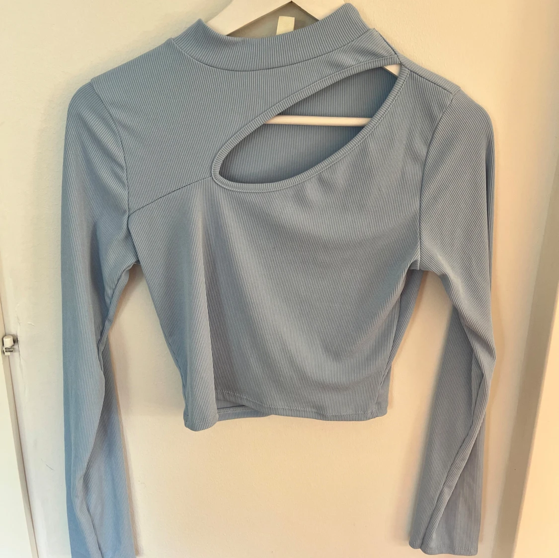 Blå långärmad crop top