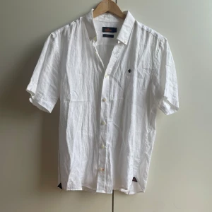 Morris linneskjorta - Riktigt fräsch linneskjorta från Morris i toppenskick. Storlek M, fungerar även för S. Lappen inuti är borta. 