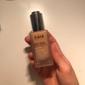 CAIA Dewy Drops Foundation 30C - CAIA Dewy Drops Serum Foundation i nyansen 30C. ENDAST TESTAD. Köpte fel färg därav priset då jag bara vill bli av med den.