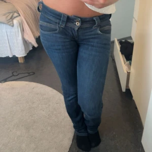 Pepe low waist jeans - Säljer ett par lågmidjade blå pepe jeans som tyvärr inte kommer till användning längre. Säljer för att de är för snygga för att bara ligga i min garderob, de behöver en ny ägare 😅💗💗kommer inte ihåg vilken storlek de är men gissar på runt 27/34 eller 36/small, jag är 170 och de är lagom långa på mig