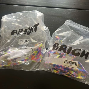 Färgglad bikini från Bright - Säljer en supercool bikini från Bright med färgstarkt abstrakt mönster i blått, rosa, gult och lila. Klassisk trekantsmodell upptill och smala band på både över- och underdel. Perfekt för dig som vill sticka ut på stranden! Är helt oanvänd, är i storlek S men sitter som en Xs. Nypris 900kr