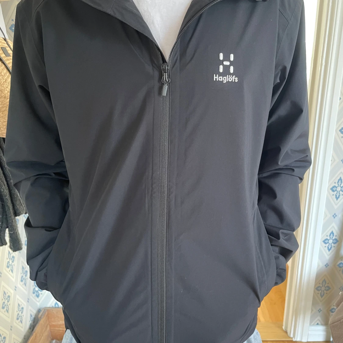 Svart vindjacka från Haglöfs med huva - 2