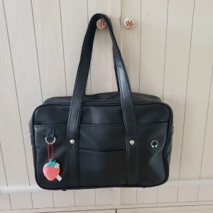 Japanese school bag - japansk skolväska -  Suuper fin väska köpt från Japan! Använd typ 3 ggr, men kommer inte längre till användning 💕💕 Rymlig, får plats med både dator och böcker mm. 