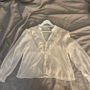 Slutsålt blus från Zara - En smuts vit blus från Zara köp för ca 2 år sedan. Men inte använt så mycket men det finns täcken på användning om man kollar noga. Men väldigt fin blus!🤗