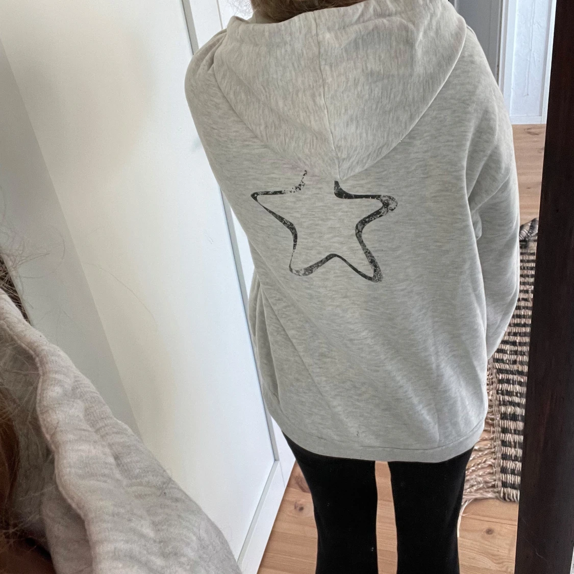 Grå hoodie med tryck och stjärna - 1