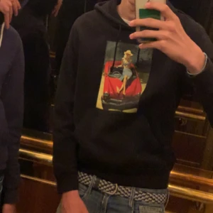 Hoodie med tryck - Säljer en limited edition milf hunter hoodie med ett snyggt tryck i mitten. Hoodies är i bra skick och använd fåtal gånger.