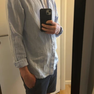 Ljusblå skjorta  - En riktig skön skjorta som är perfekt att använda nu under sommaren. Vid några frågor eller funderingar är det bara att slänga ett dm! 