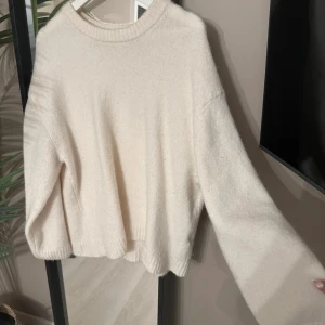 Vit tjocktröja! 💕💕 - Superfin vit tjocktröja, oversized i storleken 💕lite nopprig!💕