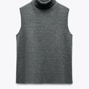 Grå stickad polotröja - Säljer en grå stickad tröja som är populär från Zara med polokrage. Slutsåld på hemsidan. Skriv vid frågor! Helt ny med lapp kvar. 💕