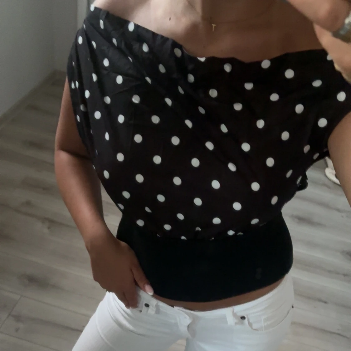 Svart prickig offshoulder topp - 2