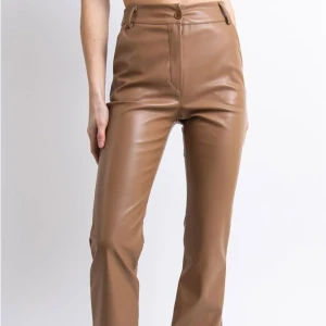 Bruna skinnbyxor - Bruna skinbyxor från Madlady🤎🐻🙈perfekt längd för mig som är 175 cm. Använd ett par gånger men i väldigt bra skick, inga skavanker! Nypris 649kr storlek M