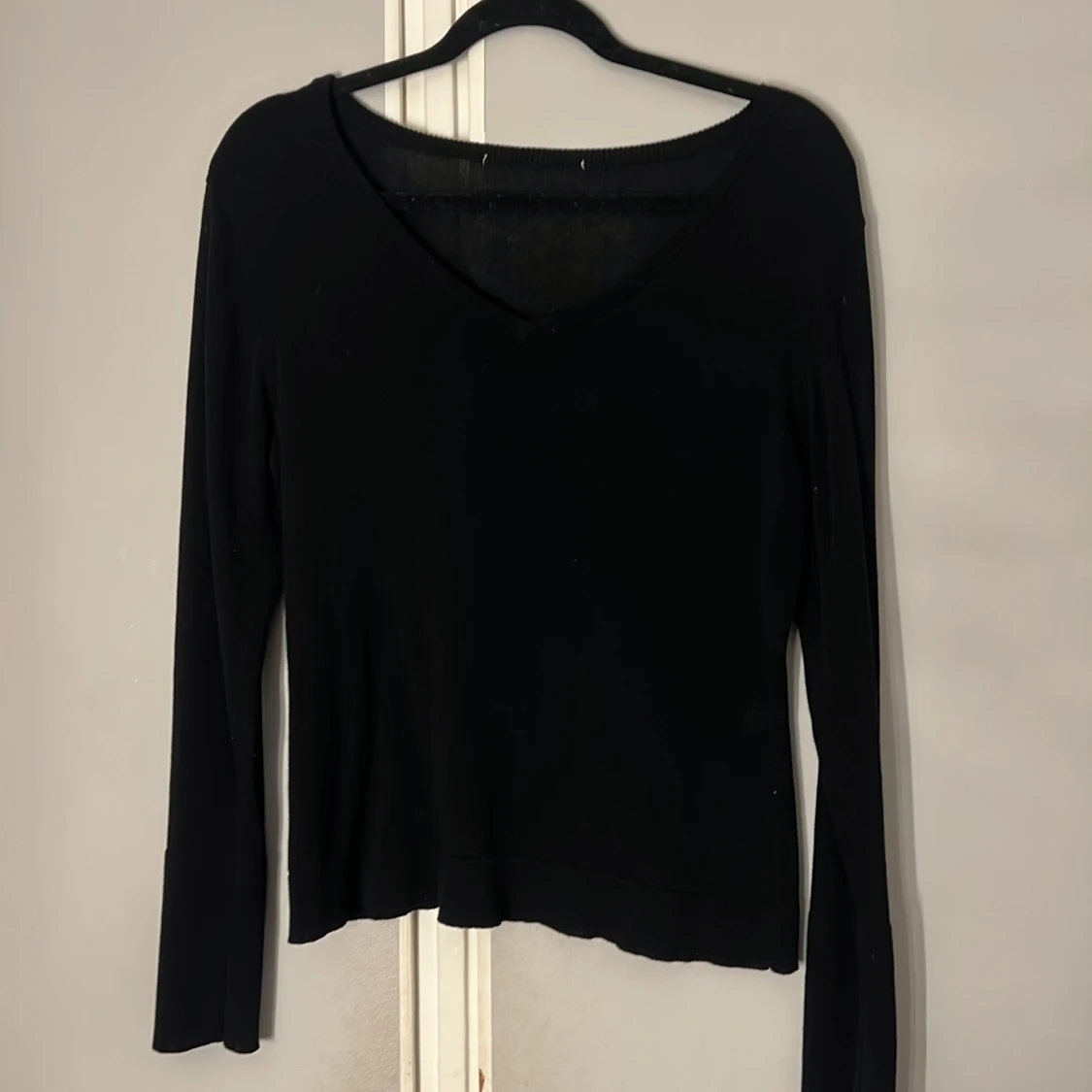 Svart v-ringad stickad tröja - 1