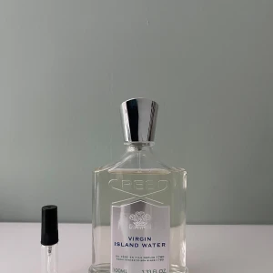 2ml doftprov/sample av Creed Virgin Island Water parfym - Ett sample sample på 2 ml av Creed Virgin Island Water. Det är en fin sommardoft med inslag av citrus och kokosnöt som gör den väldigt bra vid varmare väder. Våra samples är helt nya och gjorda av glas. Det är fritt fram att skriva om ni har några frågor! 