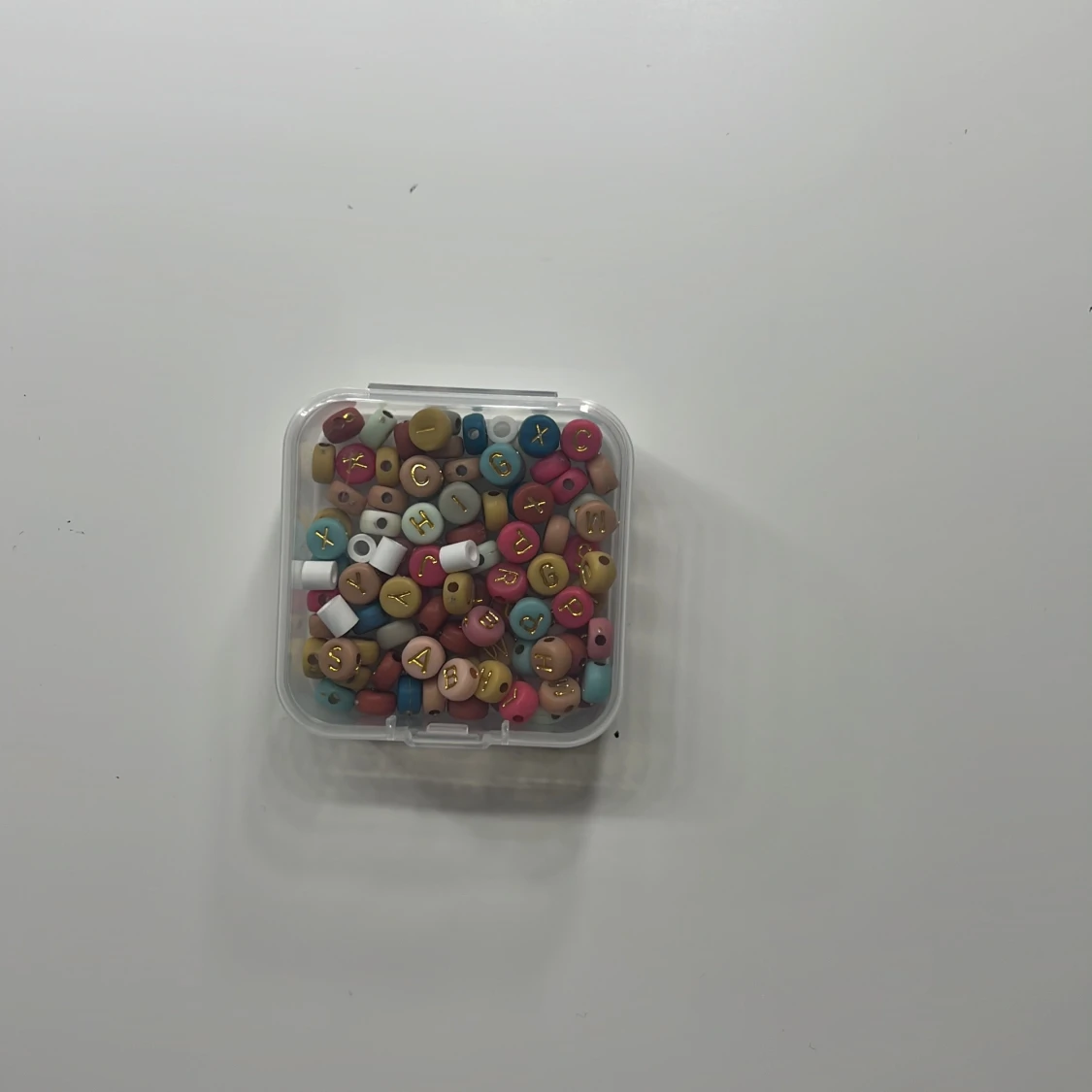 Färgglada bokstavspärlor i ask - 2