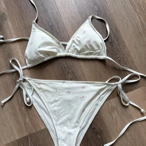 Vit blommig bikini med knyt - Vit blommig bikini, Aldrig använd!💕