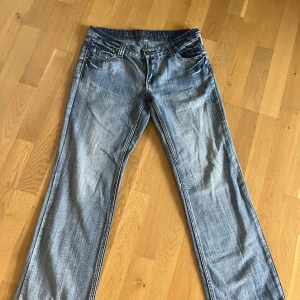 Blå jeans från Colours of the World - Snygga blå jeans från Colours of the World med raka ben och klassisk femficksdesign. Jeansen har coola detaljer på bakfickorna. Pris går att diskutera. Skriv om frågor! :)