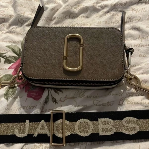 Marc Jacobs Snapshot axelväska - Säljer en helt ny och oanvänd March Jacobs väska. Priset kan diskuteras och påse till väskan tillkommer. .