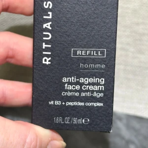 Ny! Rituals Homme Anti-Ageing Face Cream - Helt ny! Rituals Homme Anti-Ageing Face Cream refill, 50 ml. Ansiktskräm med vitamin B3 och peptidkomplex, 95% naturligt ursprung. Svart förpackning, energigivande och anti-age. Perfekt för dig som vill boosta huden med fukt och fräsch känsla. Refill, lite kantstött kartong men helt ny. Nypris 399:-!!!