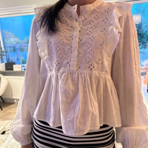 Super fin vit blus  - Säljer en jättefin blus från bikbok,  i storlek xs💘 säljer pågrund av att den inte kommer till användning💘