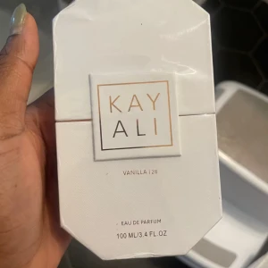 Kayali Vanilla | 28 Eau de Parfum -  100 ml Helt ny, oöppnad  plaster fanns fortfarande på ( fick den i present men jag har luktat på deni Sephora  innan och det är inte min doft) 