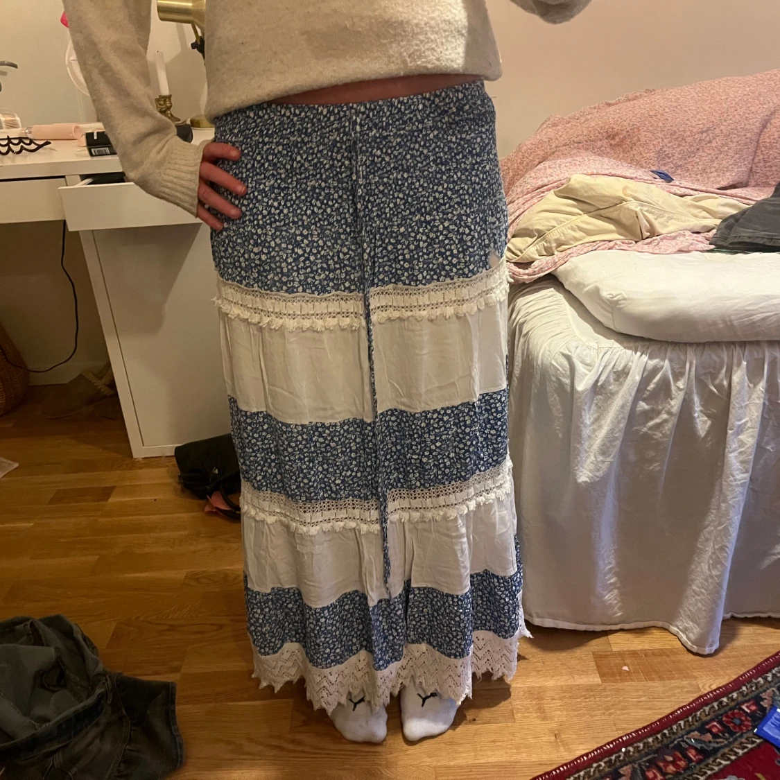 Vit och blå långkjol